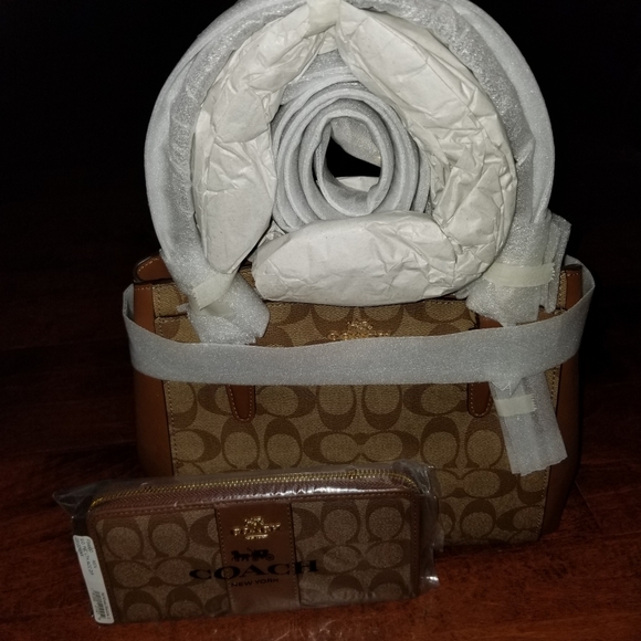 New Coach crossbody with wallet - Picture 3 of 3